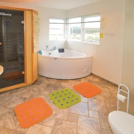 Three-bedroom Holiday In بيت للعطل