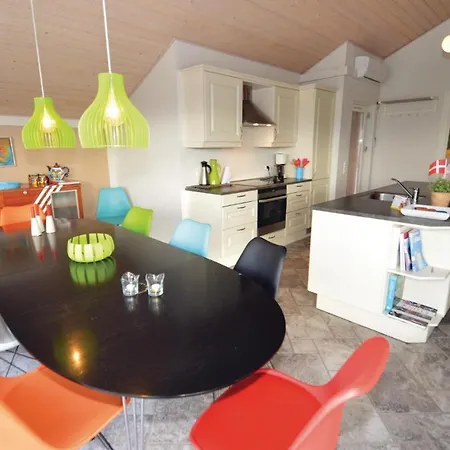 Three-bedroom Holiday In بيت للعطل